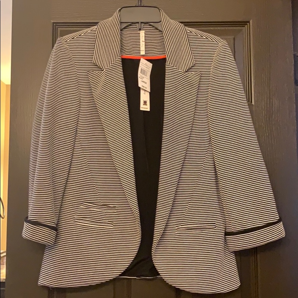 Black and white fitted blazer jacket